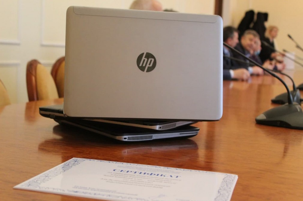 9 закладів загальної середньої освіти Хмельниччини отримали комп'ютерну техніку