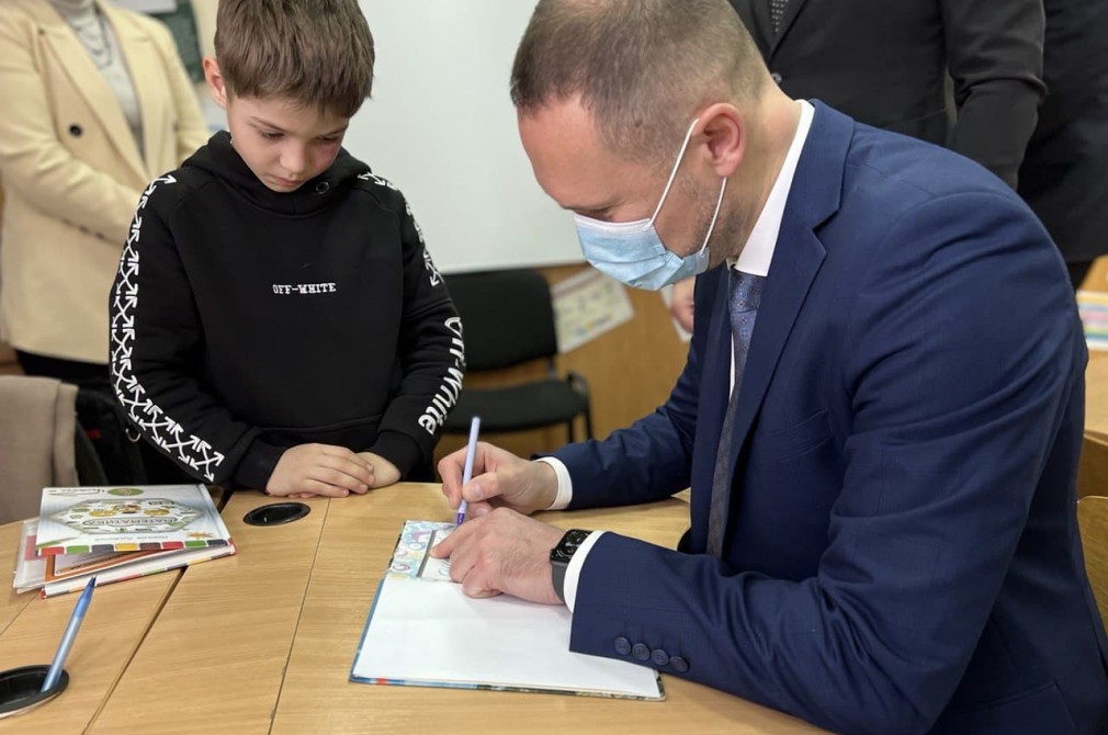 Під час робочого візиту в заклади освіти Київської області Сергій Шкарлет відвідав Шкарівський опорний ліцей-гімназію