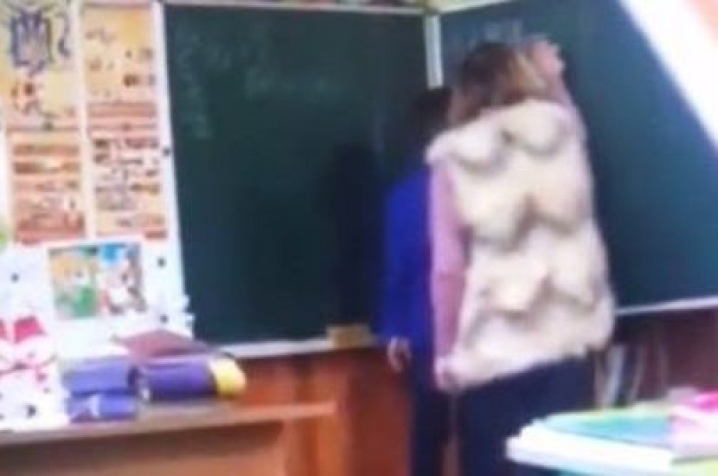 В одній зі шкіл Закарпаття вчителька під час уроку декілька разів вдарила по голові учня