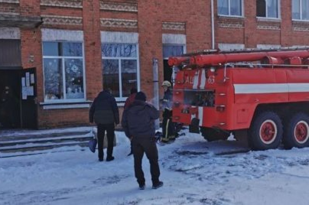 У школі під Харковом зайнявся одяг у роздягальні