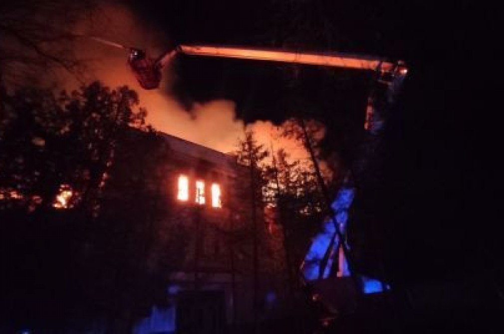 У Київській гімназії східних мов виникла потужна пожежа